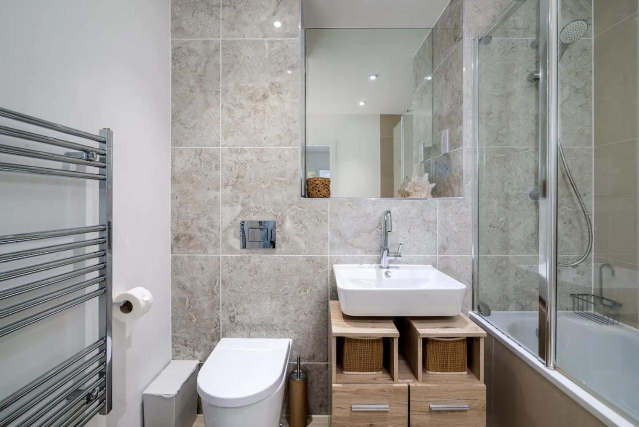Stunning Riverside View Apartment, Near Canary Wharf & O2 London Eksteriør bilde